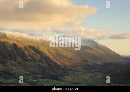 Vue depuis plus de Blencathra St John's, dans la vallée en direction de relever et d'Helvellyn en hiver dans le Lake District Banque D'Images