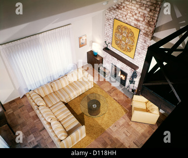 1960 PRIX DE LA FAMILLE DE L'INTÉRIEUR VUE DE DESSUS EN LOFT Banque D'Images