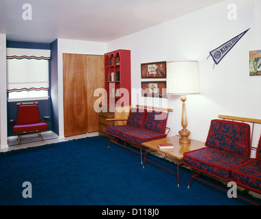 1960 SALLE D'ATTENTE DE BUREAU LAMPE DE TABLE TAPIS BLEU FIN ÉCOLE PENNANT Banque D'Images