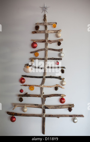Driftwood arbre de Noël forme morceaux de bois flotté trouvé sur la plage et de la ficelle. Banque D'Images