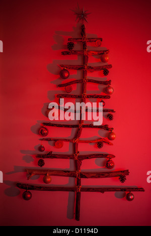 Driftwood arbre de Noël forme morceaux de bois flotté trouvé sur la plage et de la ficelle. Banque D'Images