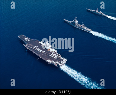 1960 TROIS NAVIRES SUR COURS PARALLÈLE porte-avions USS Enterprise, croiseur USS LONGBEACH ET DESTROYER USS Bainbridge Banque D'Images