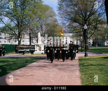 1970 cadets marchant sur le campus de l'Académie Navale d'ANNAPOLIS MARYLAND Banque D'Images