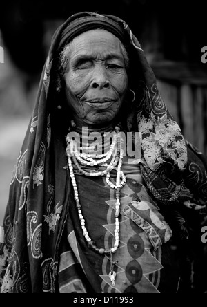 Portrait d'une ancienne tribu Borana-eyed Woman, Yabello, vallée de l'Omo, Ethiopie Banque D'Images