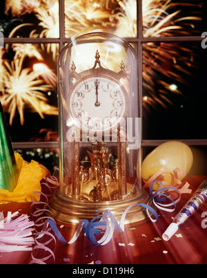1970 PARTY HAT BANDEROLLES GÉNÉRATEUR DE BRUITS À CÔTÉ BOMBÉ EN VERRE HORLOGE INDIQUANT MINUIT ET D'ARTIFICE VISIBLE OUT WINDOW Banque D'Images