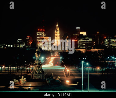 1970 SKYLINE NUIT DE PHILADELPHIE VUE VERS LE BAS Benjamin Franklin Parkway DE ART MUSEUM À L'HÔTEL DE VILLE Banque D'Images