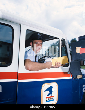 1970 SMILING IN U.S. MAILMAN MAIL TRUCK LIVRER LE COURRIER À LA BOÎTE AUX LETTRES ACCUEIL LOOKING AT CAMERA Banque D'Images