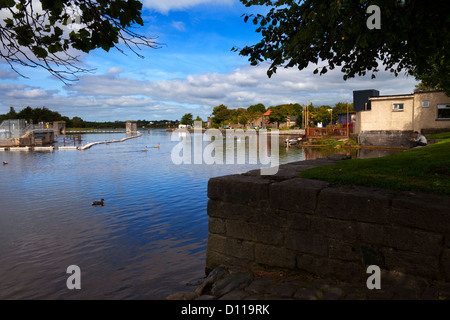 La rivière Corrib découlant de Lough Corrib, Galway, Irlande Banque D'Images