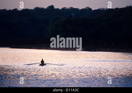 Seule coque de l'AVIRON SUR LA RIVIÈRE SCHUYLKILL À FAIRMOUNT PARK AU CRÉPUSCULE de Philadelphie, en Pennsylvanie Banque D'Images