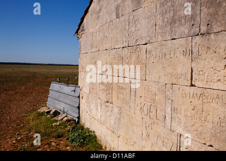 Noms des bergers creusée dans le mur de pierre d'une ancienne grange. Peau de Meau grange. Réserve Naturelle Coussouls de Crau. Provence. Banque D'Images