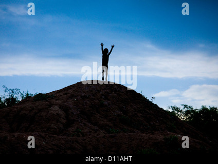 Tribu Banna Kid sauter sur une colline, vallée de l'Omo, Ethiopie Banque D'Images