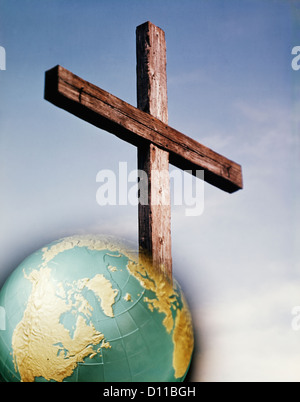 1960 GLOBE DE LA TERRE ET DE GRANDES CROIX EN BOIS Banque D'Images