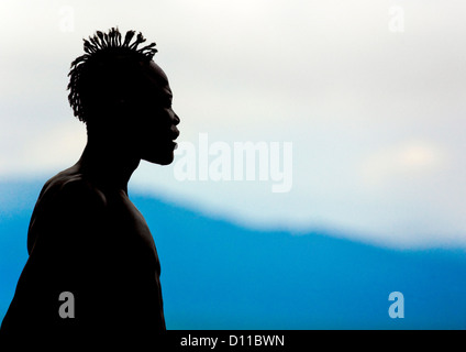 Silhouette d'un homme de la tribu Karo, Korcho, Ethiopie Banque D'Images