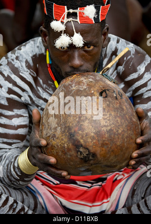 Portrait d'un homme de la tribu Karo avec peintures de boire la bière de sorgho du corps à partir d'une calebasse, Korcho, Ethiopie Banque D'Images