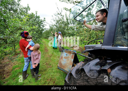 La fabrication du cidre à Broome Farm, près de Ross-on-Wye, au Royaume-Uni, où il y a un camping et dégustation à la recherche de préparateurs de apple - un agriculteur wo Banque D'Images