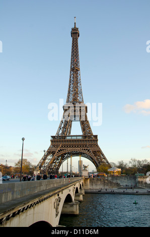 La Tour Eiffel, du Trocadéro à Paris, France. Banque D'Images