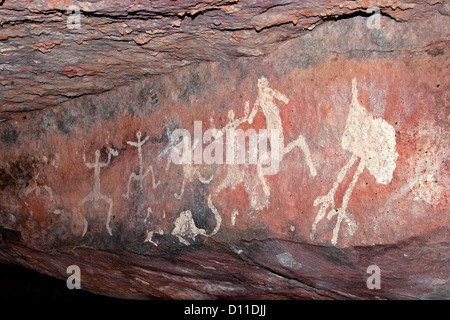 Australian Aboriginal Rock Art sur le mur de caverne à Gundabooka National Park, au nord-ouest , l'arrière-pays australien Banque D'Images