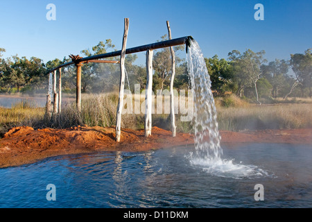 L'eau chaude à partir de l'alésage d'Australie Grand bassin artésien de verser dans une piscine naturelle près de Quilpie dans l'arrière-pays australien Banque D'Images