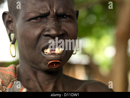 Portrait d'une ancienne tribu Bodi Femme avec écart de dent et Chin Pin, Hana Village Mursi, vallée de l'Omo, Ethiopie Banque D'Images