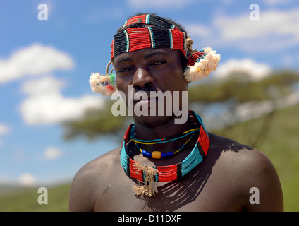 Portrait d'un jeune guerrier de la tribu Banna avec serre-tête et Collier, Key afer, vallée de l'Omo, Ethiopie Banque D'Images