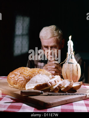 1960 1960 RETRO HOMME PRIER PRIÈRE BOUGIE GRACE PAIN À DÉCOUPER TABLE CLOTH Banque D'Images