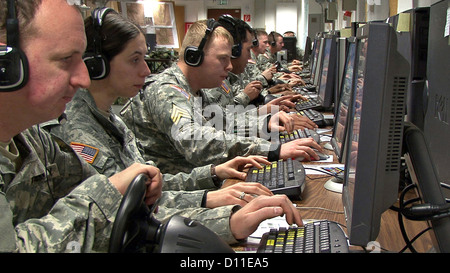 Une escouade de soldats suivent la communication et la prise de décisions au cours de missions virtuelles à la zone d'entraînement Grafenwoehr, 27 septembre 2010 en Bavière, Allemagne. Banque D'Images