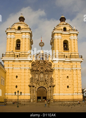 Twin Towers peints en jaune et l'entrée en pierre ornée de couvent catholique / église de San Francisco de Lima au Pérou en Amérique du Sud Banque D'Images