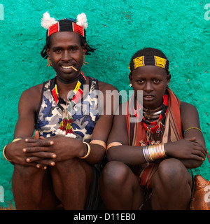 Portrait d'un couple de Hamar tribu avec bijoux et vêtements traditionnels, Turmi, vallée de l'Omo, Ethiopie Banque D'Images