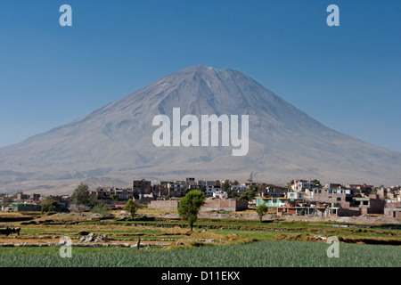 El Volcan Misti s'élevant au-dessus de paysage de terres agricoles et la banlieue de la ville péruvienne d'Arequipa au Pérou, Amérique du Sud Banque D'Images