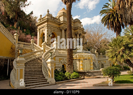 Ancienne fontaine ouvragée à fort historique et de parc à la colline Cerro Santa Lucia à Santiago, Chili Amérique du Sud Banque D'Images