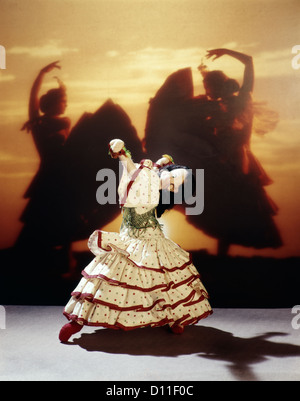 1970 DOLL WEARING COSTUME FLAMENCO ESPAGNOL POSENT DANSE DANSEURS SILHOUETTE FOND RETRO Banque D'Images