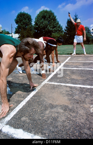 1970 groupe diversifié de coureurs au départ deux SUR LE POINT DE TIRER COUP DE CANON Banque D'Images