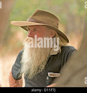 Vieil homme avec une longue barbe blanche et un chapeau Banque D'Images