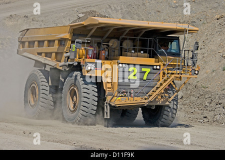 L'exploitation minière énorme dump truck roulant le long chemin à ciel ouvert d'un mine de charbon en central Queensland Australie Banque D'Images