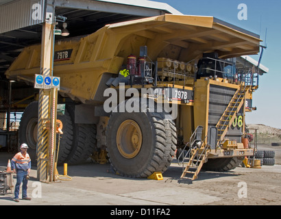 Travailleur de la mine / chauffeur de camion écrasés par d'énormes camions-benne minière en atelier à ciel ouvert d'un mine de charbon en central Queensland Australie Banque D'Images