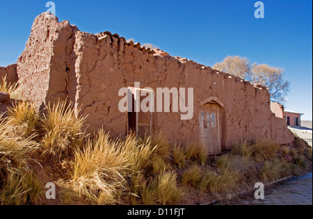 Ruines de adobe / maison de brique de boue à Tiwanaku / Tiahuanacu village de l'Altiplano de Bolivie Amérique du Sud Banque D'Images