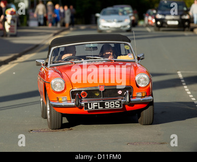 Old vintage red MG soft top sports location & badge Banque D'Images