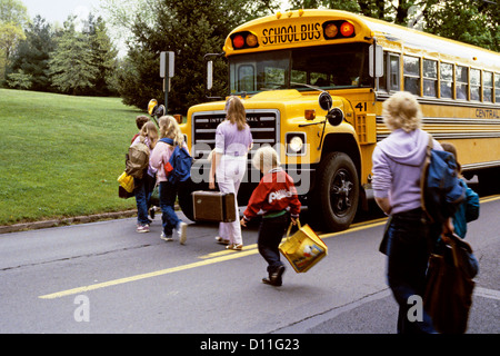 1980 ÉLÈVES DU PRIMAIRE ET DU SECONDAIRE BOARDING SCHOOL BUS traversant l'autoroute Banque D'Images