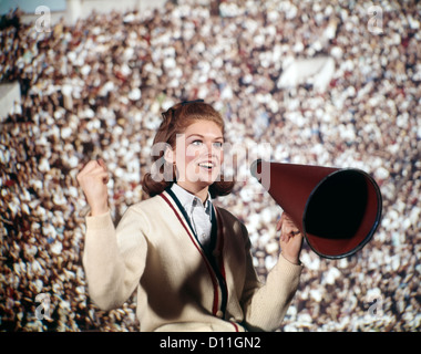 1960 CHEERLEADER FEMELLE ROUGE ACCLAMANT MÉGAPHONE PORTER POUR HOMME Banque D'Images