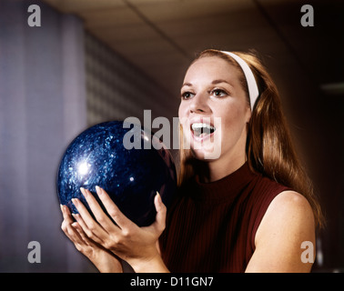 1960 SMILING LAUGHING WOMAN HOLDING BOWLING BALL RETRO Banque D'Images