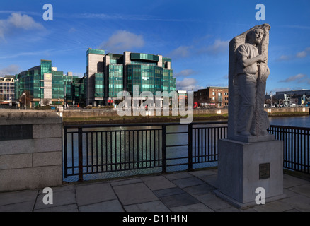 Sculpture de Matt Talbot, avec l'Irish Financial Services Certre (IFSC) sur la rivière Liffey, Dublin, Irlande Banque D'Images