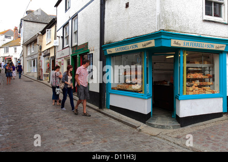 Magasins et bâtiments le long du front de rue, ville de St Ives, la baie de St Ives, Cornwall County ; Angleterre ; UK Banque D'Images