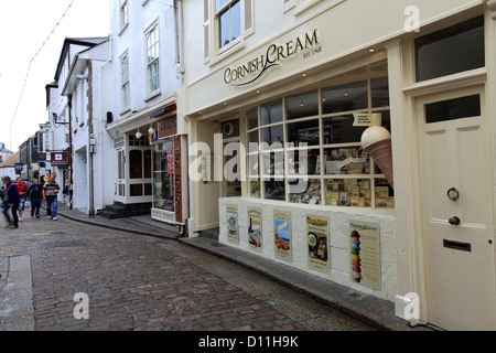 Magasins et bâtiments le long du front de rue, ville de St Ives, la baie de St Ives, Cornwall County ; Angleterre ; UK Banque D'Images