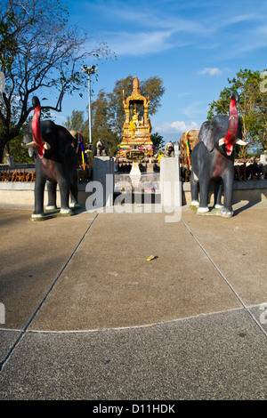 Sculptures d'éléphants d'un lieu de culte sur le cap Laem Promthep sur Phuket, Thaïlande Banque D'Images