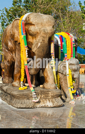 Sculptures d'éléphants d'un lieu de culte sur le cap Laem Promthep sur Phuket, Thaïlande Banque D'Images