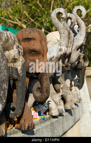 Sculptures d'éléphants d'un lieu de culte sur le cap Laem Promthep sur Phuket, Thaïlande Banque D'Images