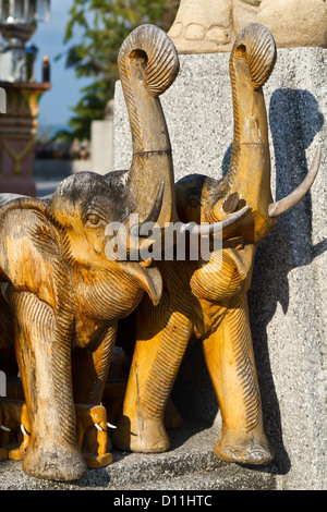 Sculptures d'éléphants d'un lieu de culte sur le cap Laem Promthep sur Phuket, Thaïlande Banque D'Images