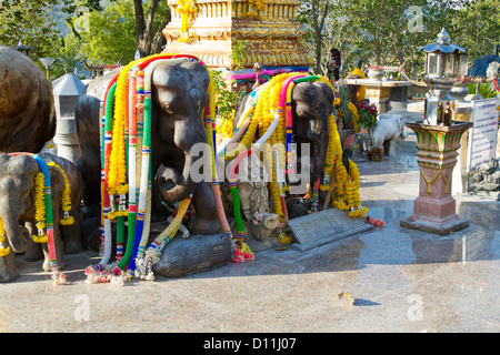 Sculptures d'éléphants d'un lieu de culte sur le cap Laem Promthep sur Phuket, Thaïlande Banque D'Images