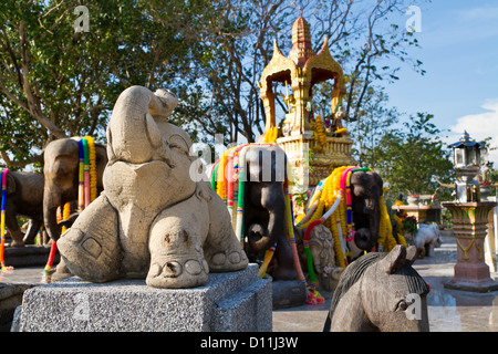 Sculptures d'éléphants d'un lieu de culte sur le cap Laem Promthep sur Phuket, Thaïlande Banque D'Images