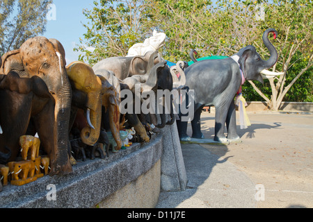 Sculptures d'éléphants d'un lieu de culte sur le cap Laem Promthep sur Phuket, Thaïlande Banque D'Images